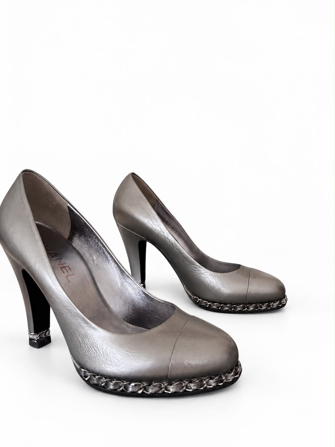 CHANEL — Escarpins métallisés argentés à chaîne